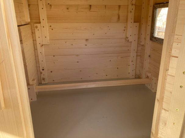 Hühnerhaus mit Blech für Kotreinigung